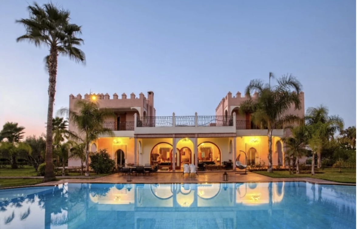 Marrakech villa at sunset with infinity pool
